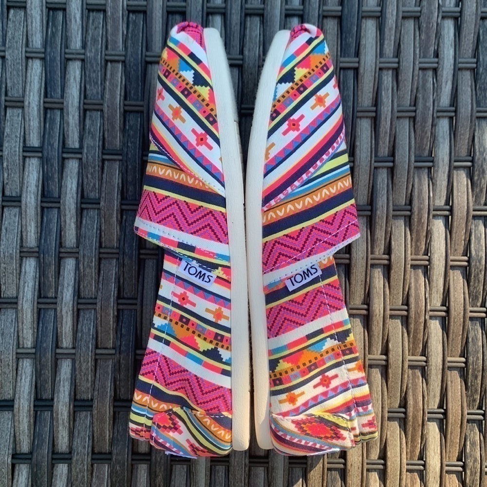 Rare NWOT TOMS Classics Bright Geo Flats